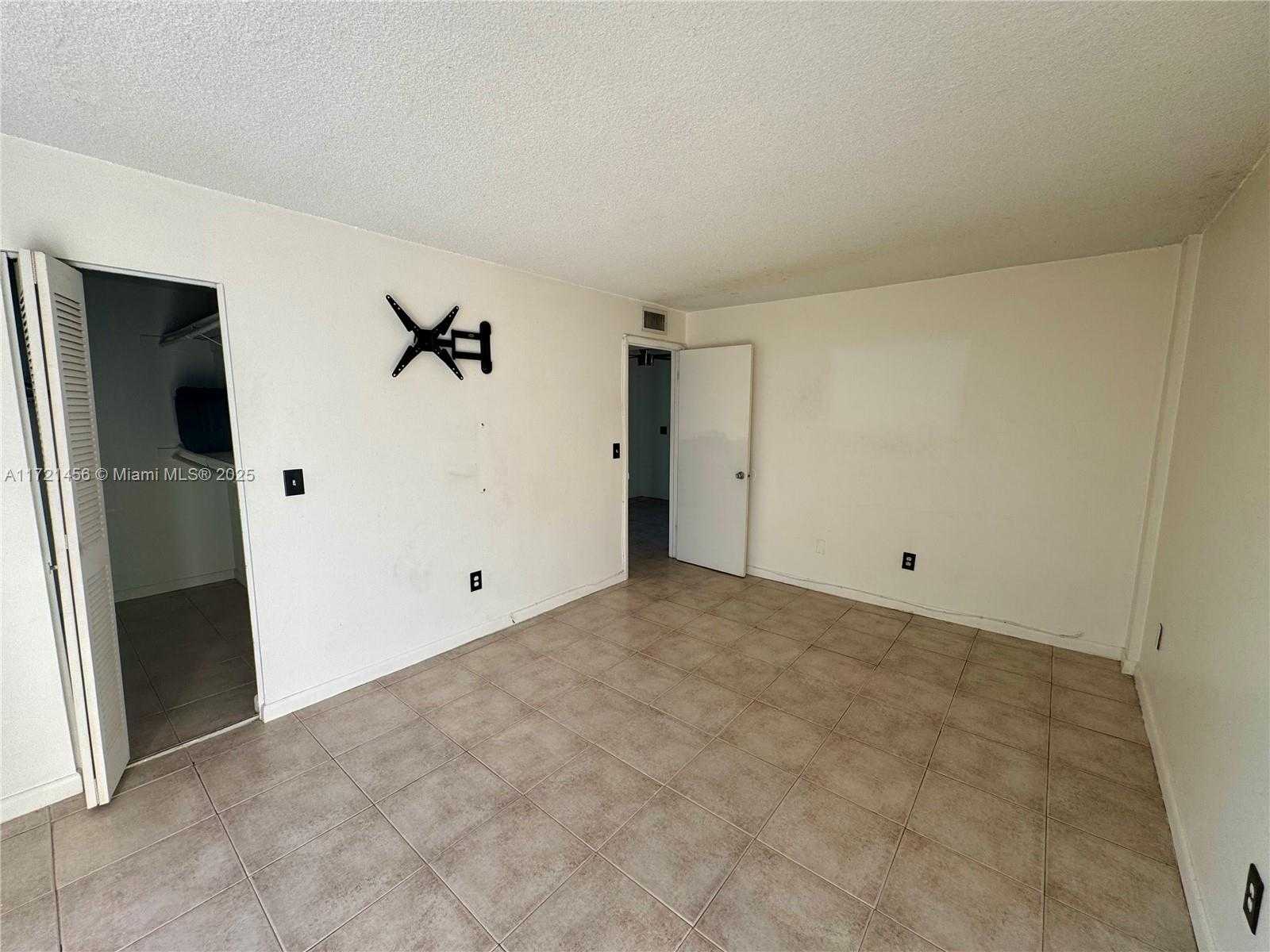 Small Image of 1801 SOUTH TREASURE DR #411, North Bay Village Number 17