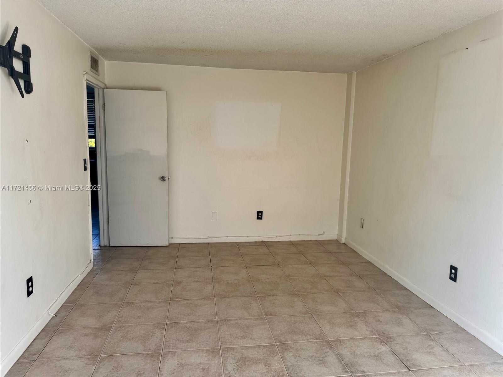Small Image of 1801 SOUTH TREASURE DR #411, North Bay Village Number 18