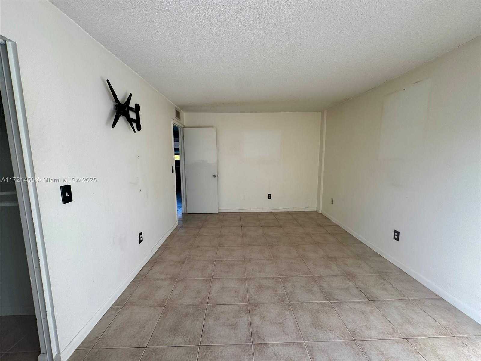 Small Image of 1801 SOUTH TREASURE DR #411, North Bay Village Number 19