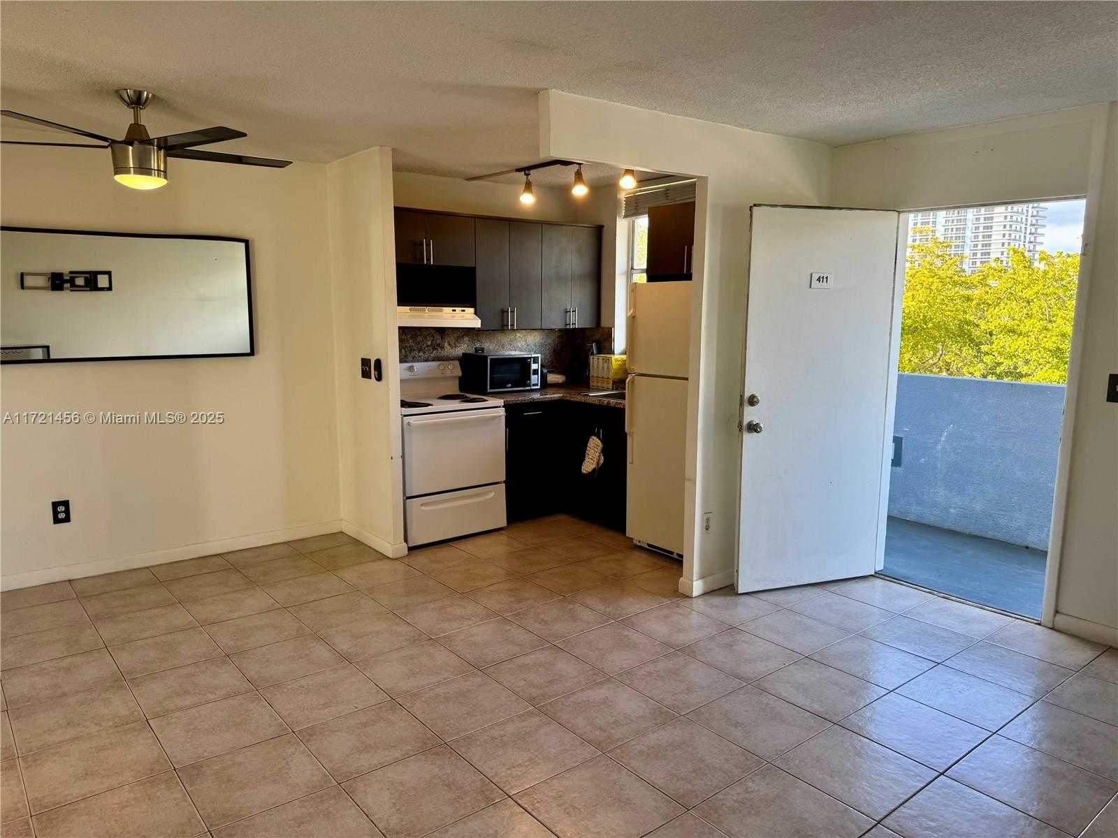 Small Image of 1801 SOUTH TREASURE DR #411, North Bay Village Number 2