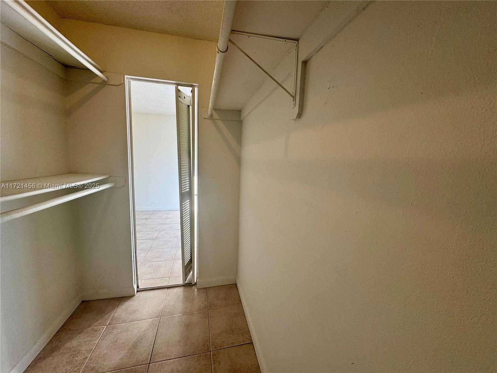 Small Image of 1801 SOUTH TREASURE DR #411, North Bay Village Number 21