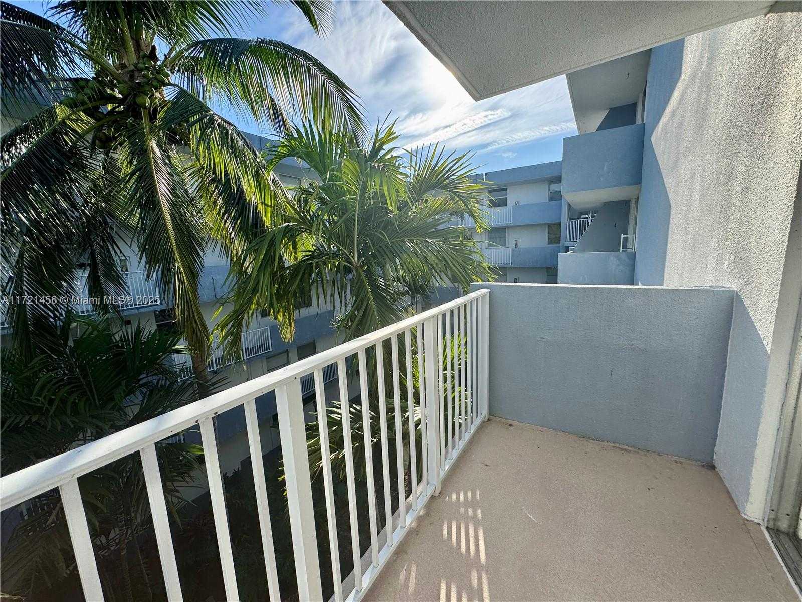 Small Image of 1801 SOUTH TREASURE DR #411, North Bay Village Number 22