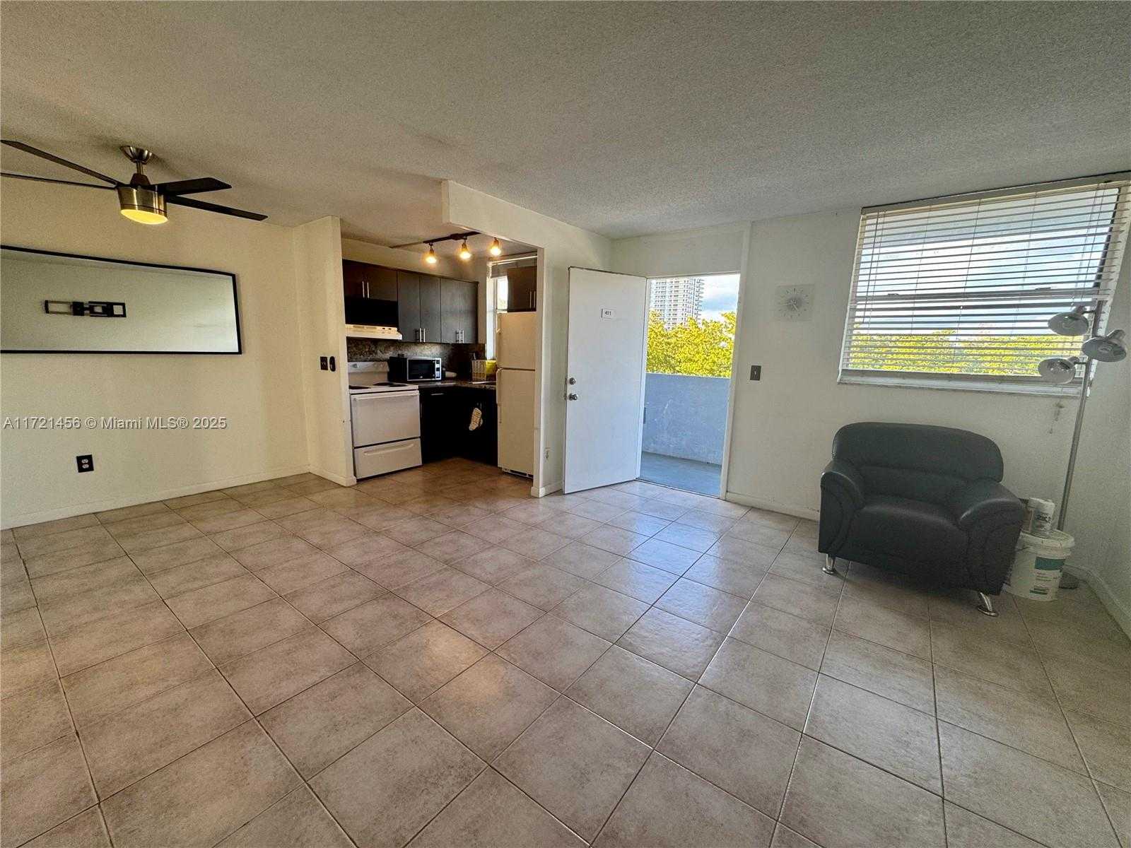 Small Image of 1801 SOUTH TREASURE DR #411, North Bay Village Number 3