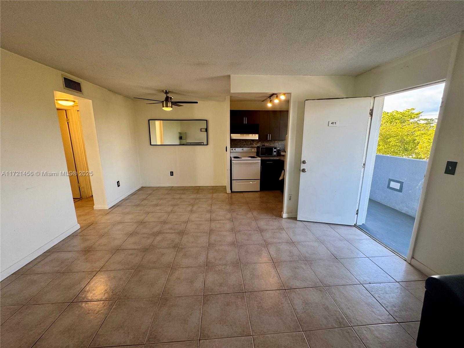 Small Image of 1801 SOUTH TREASURE DR #411, North Bay Village Number 4