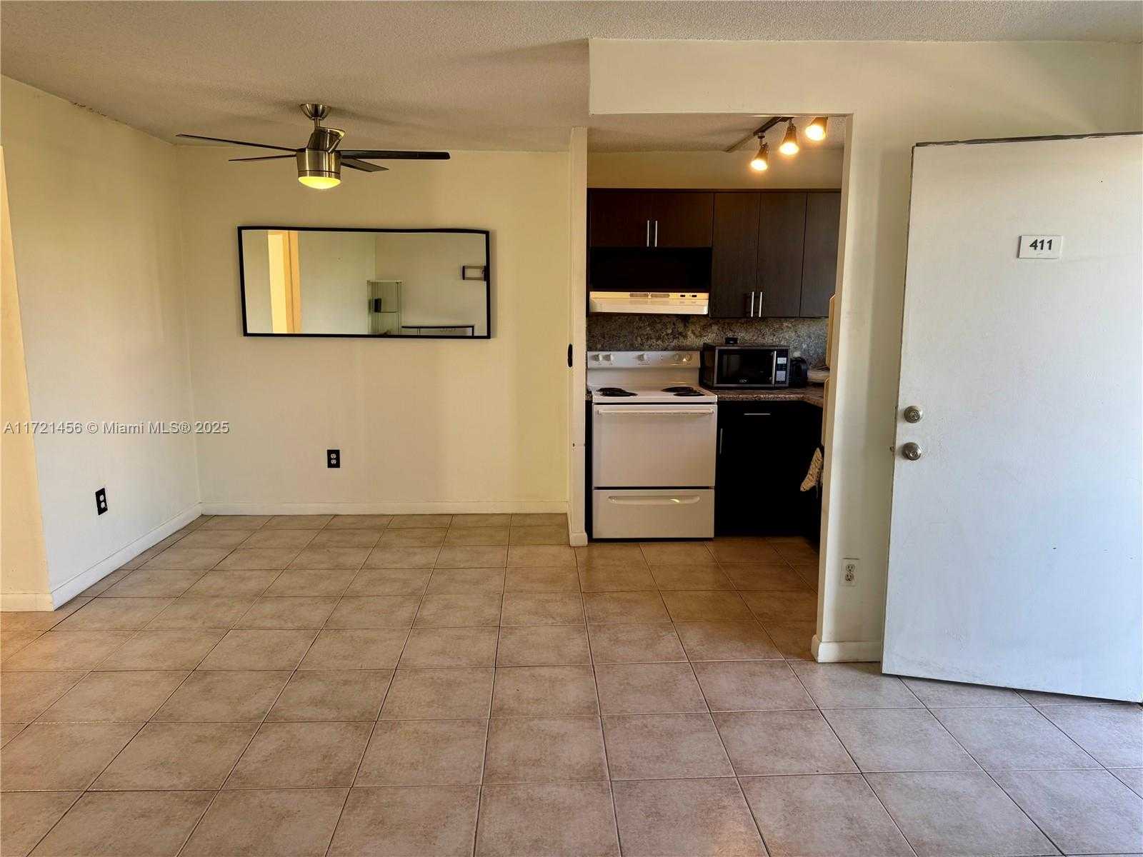 Small Image of 1801 SOUTH TREASURE DR #411, North Bay Village Number 5