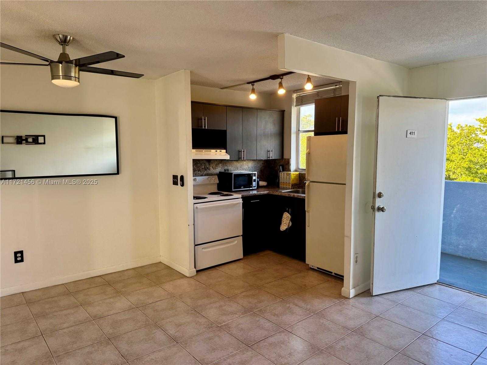Small Image of 1801 SOUTH TREASURE DR #411, North Bay Village Number 6