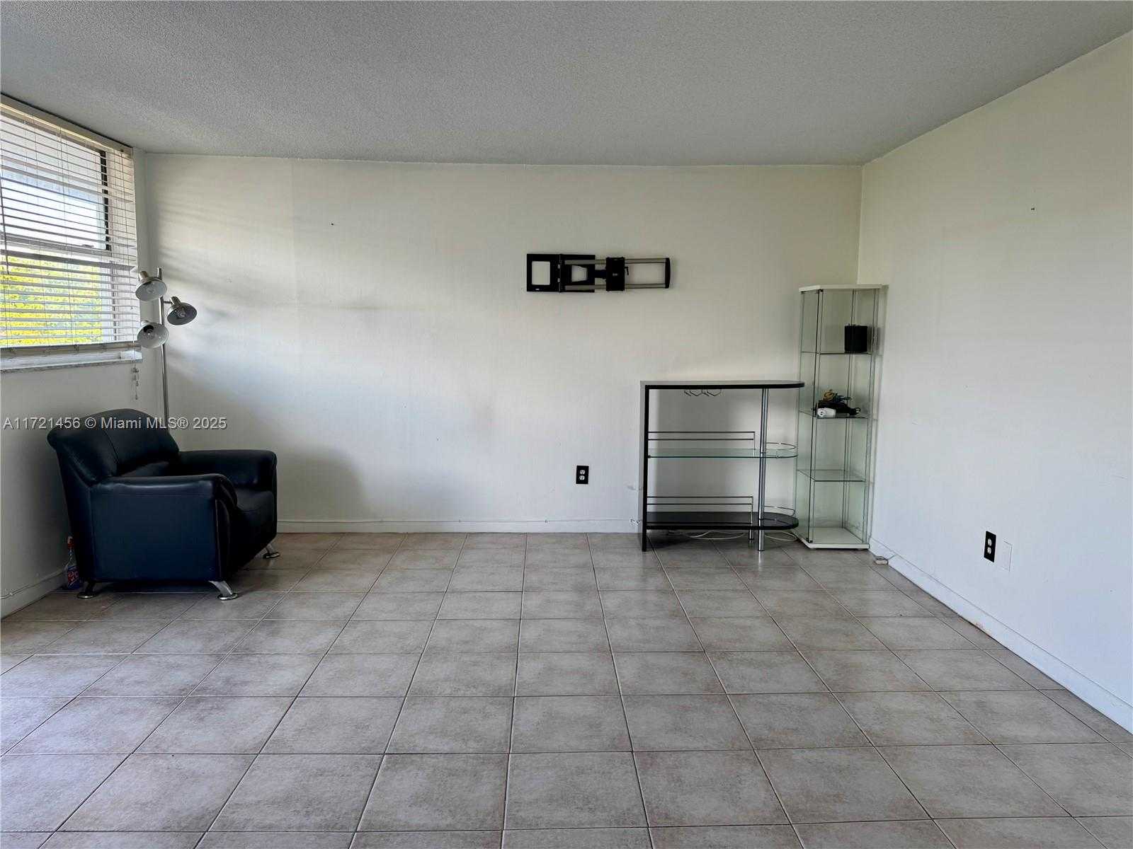 Small Image of 1801 SOUTH TREASURE DR #411, North Bay Village Number 8