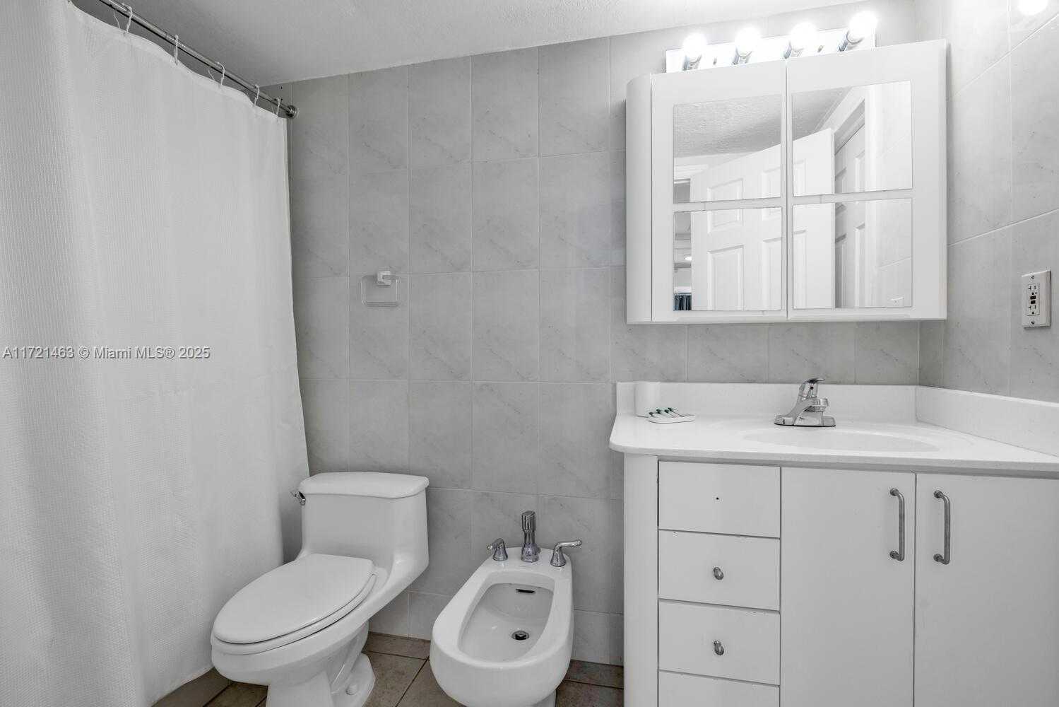 Small Image of 5601 COLLINS AVE #825, Miami Beach Number 17