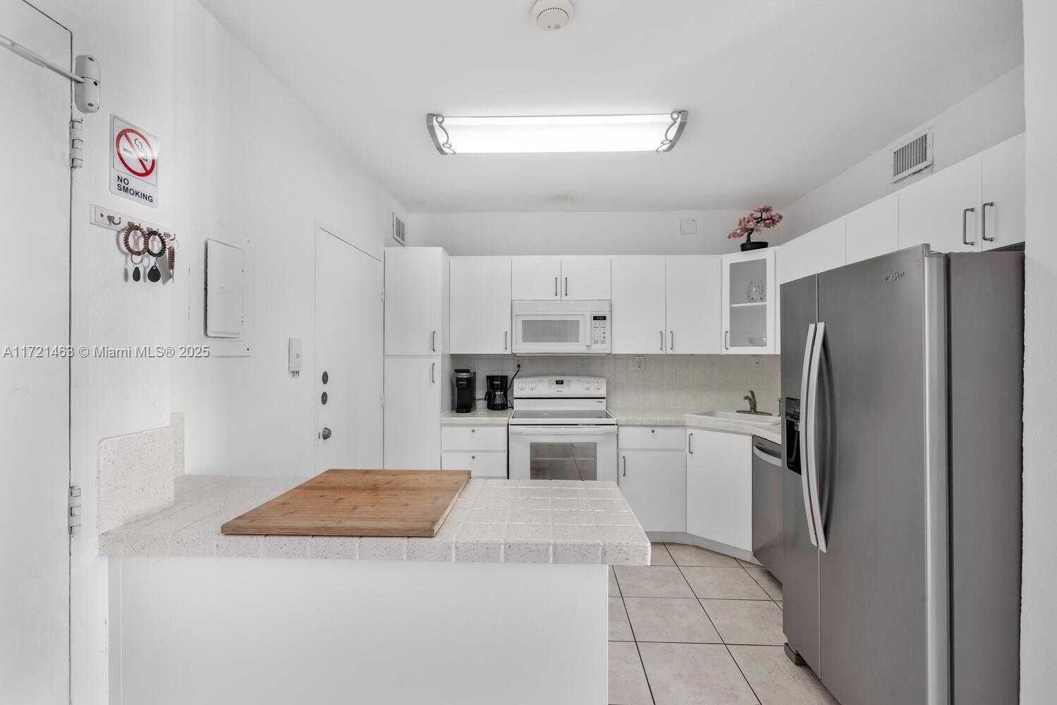 Small Image of 5601 COLLINS AVE #825, Miami Beach Number 8