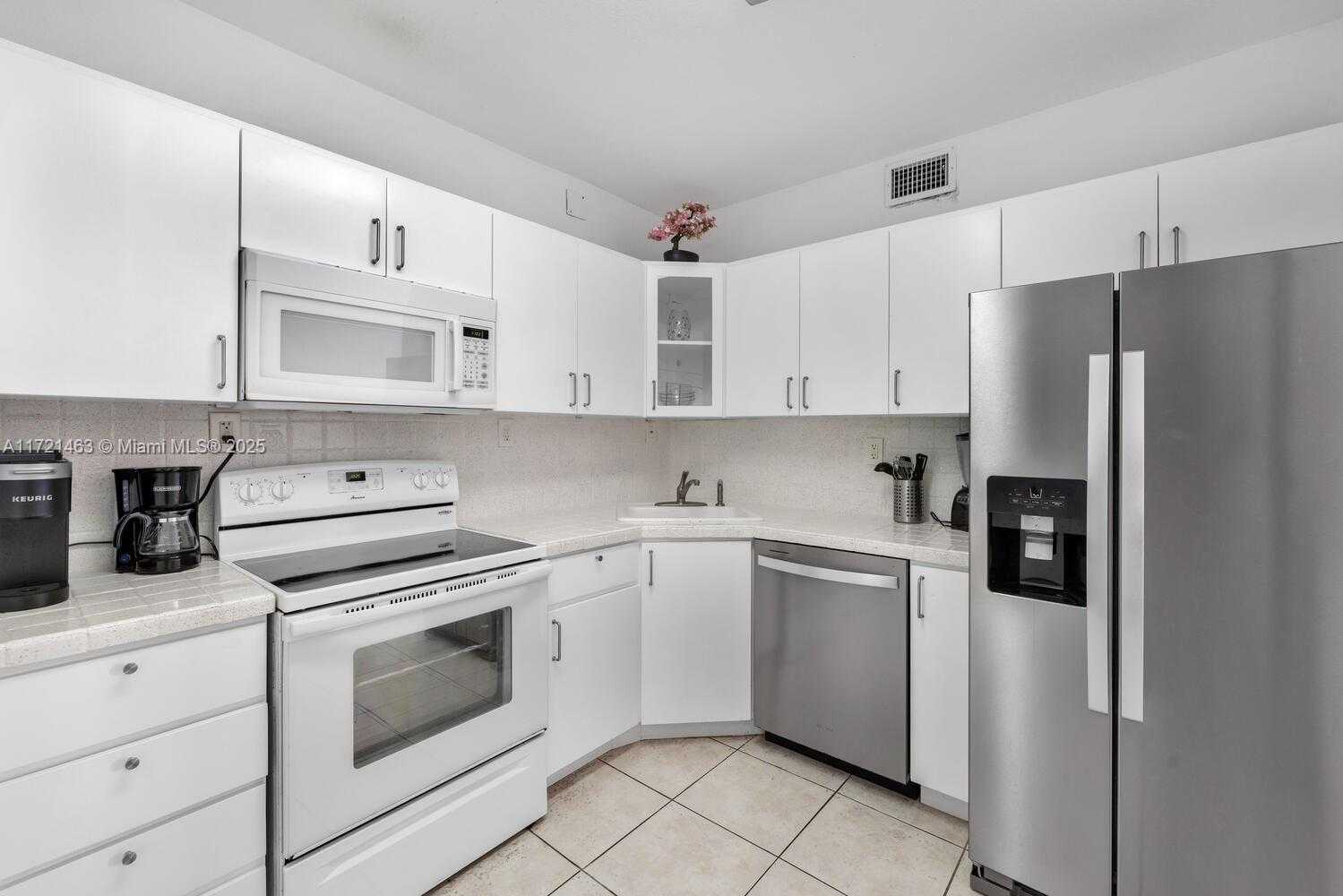 Small Image of 5601 COLLINS AVE #825, Miami Beach Number 9