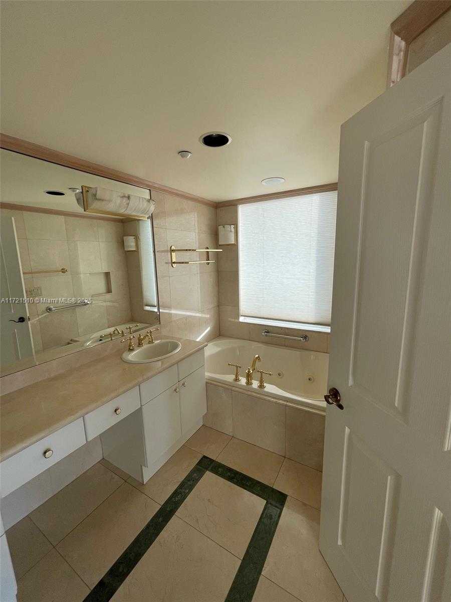 Small Image of 5025 COLLINS AVENUE #601, Miami Beach Number 14