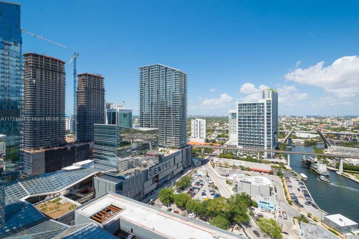 Small Image of 68 SE 6th St, Miami, FL 33131, USA Number 2