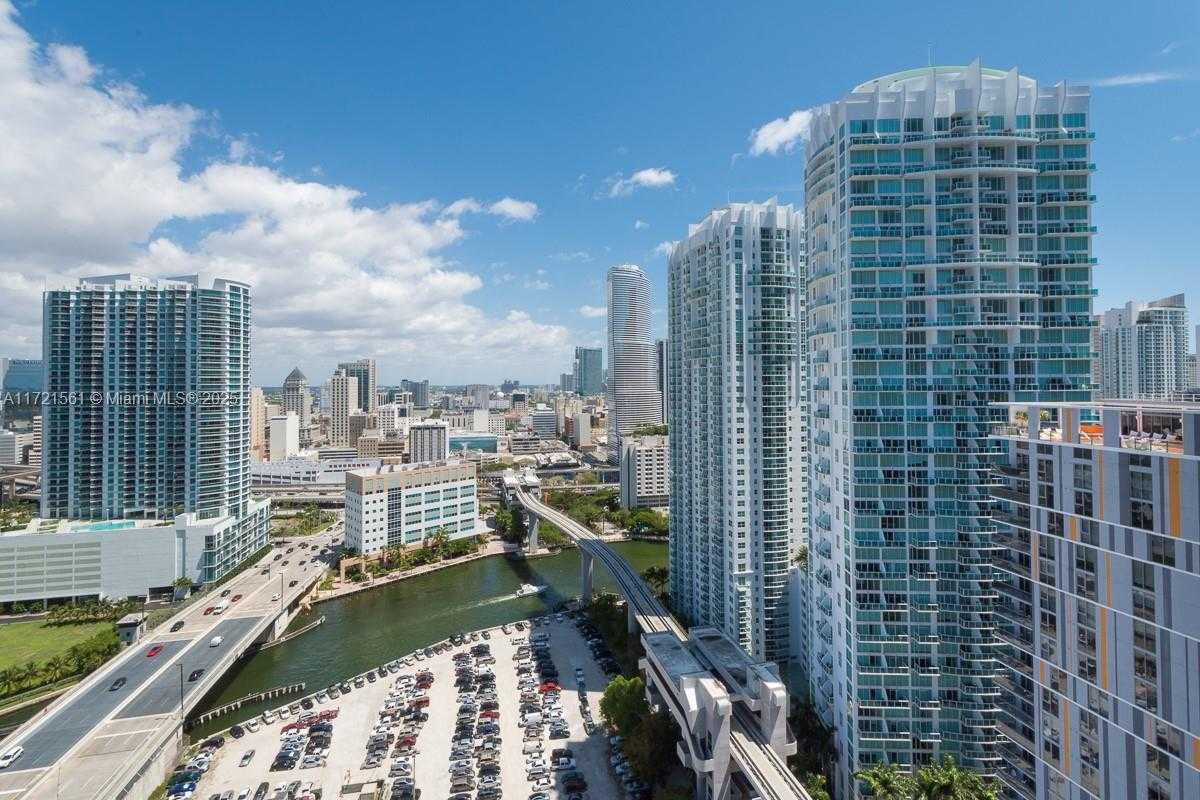 Small Image of 68 SE 6th St, Miami, FL 33131, USA Number 3