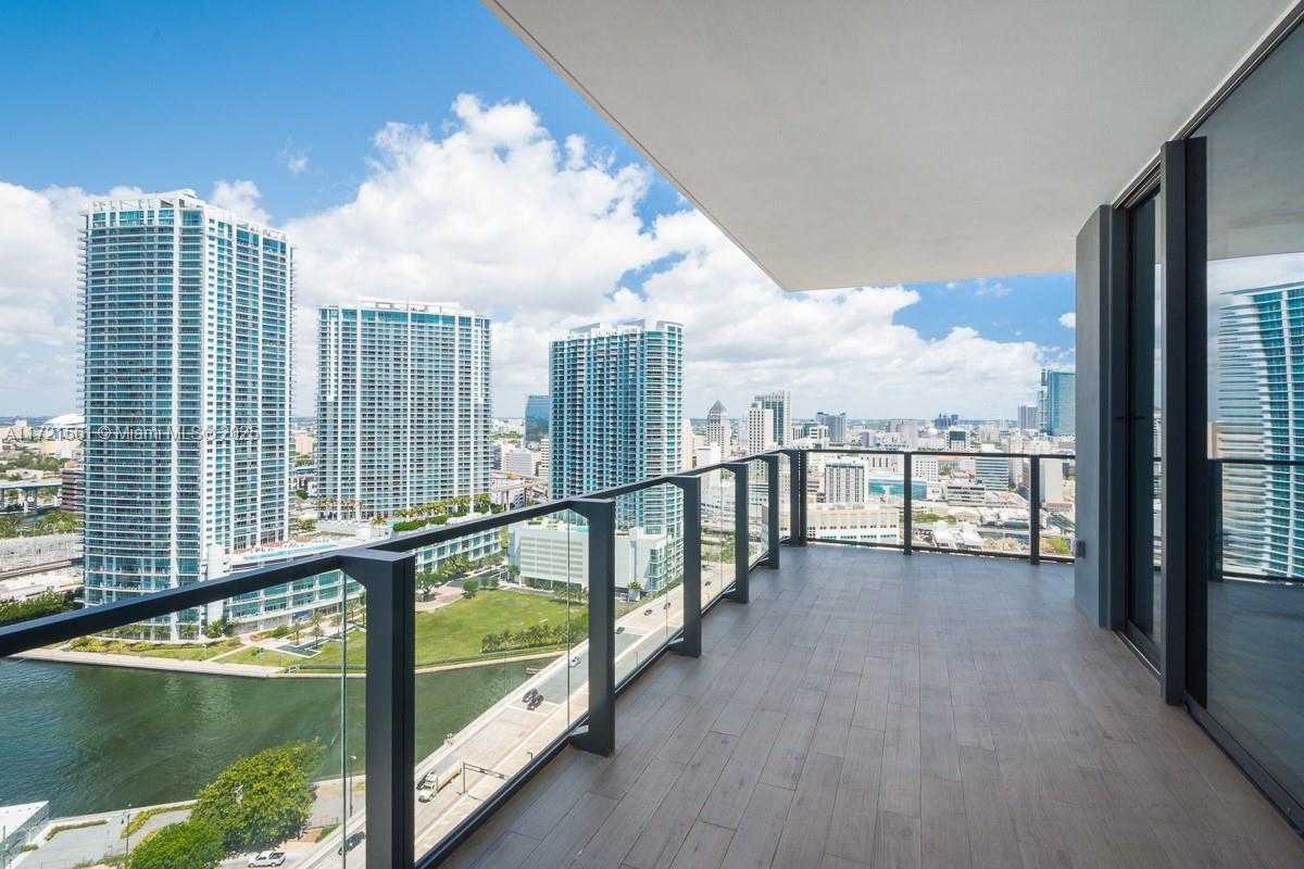 Small Image of 68 SE 6th St, Miami, FL 33131, USA Number 4