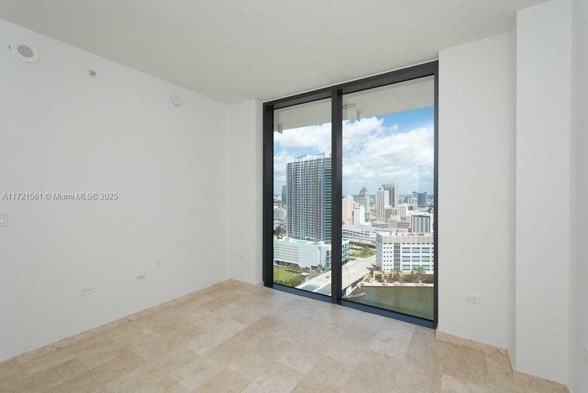 Small Image of 68 SE 6th St, Miami, FL 33131, USA Number 7