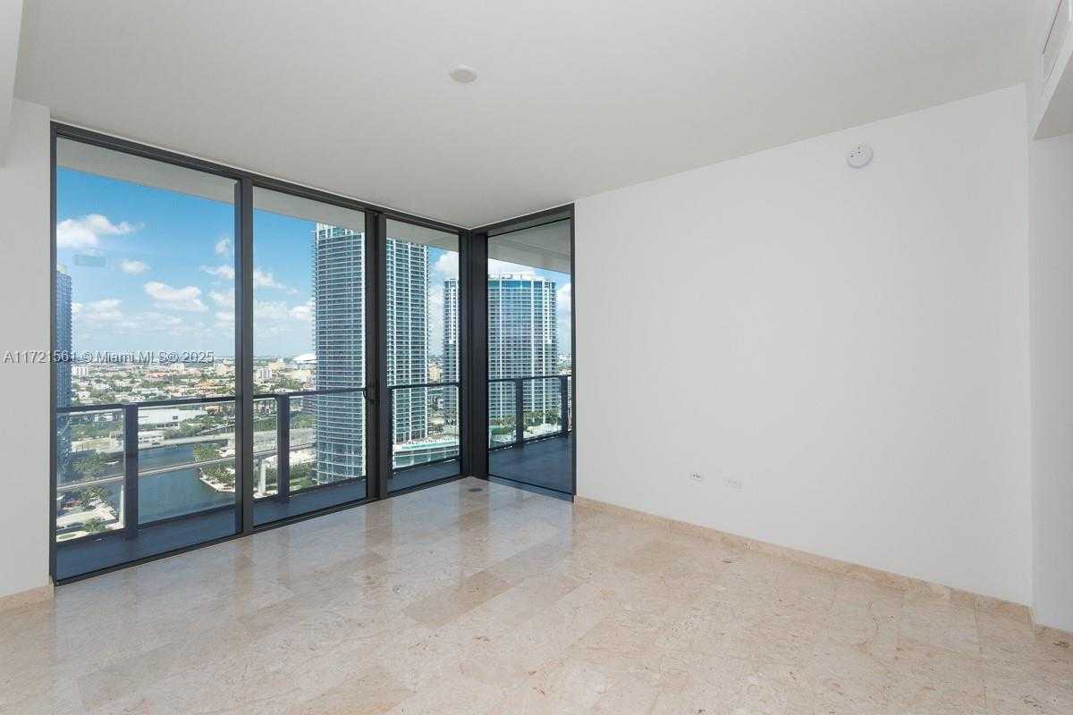 Small Image of 68 SE 6th St, Miami, FL 33131, USA Number 9