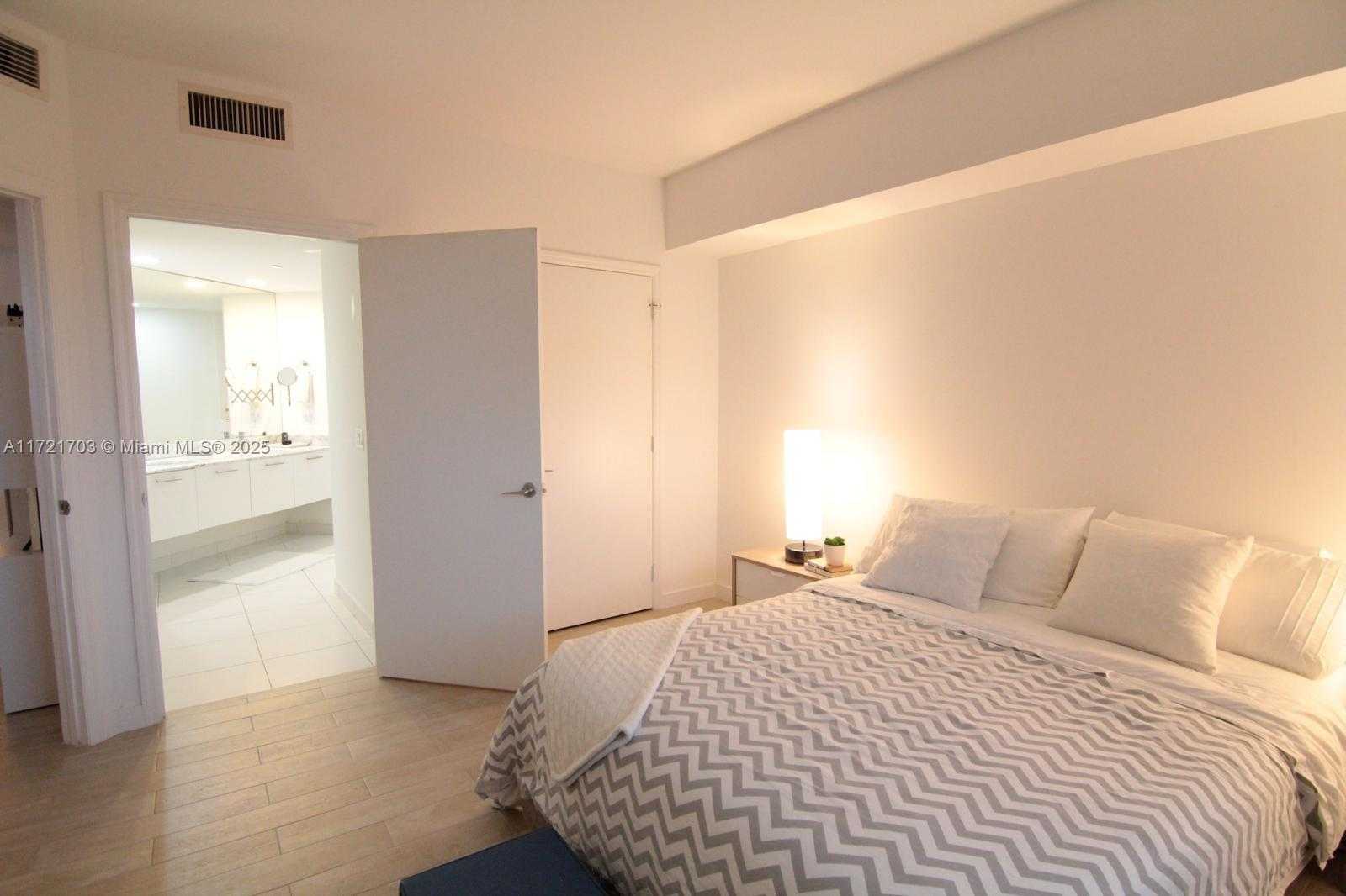 Small Image of 55 SOUTH EAST 6TH ST #3201, Miami Number 8
