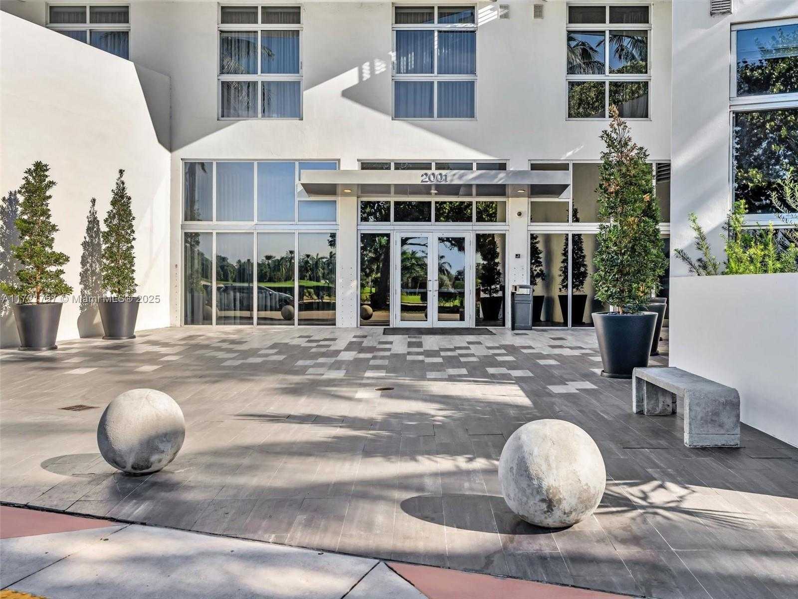 Small Image of 2001 MERIDIAN AVE #404, Miami Beach Number 32