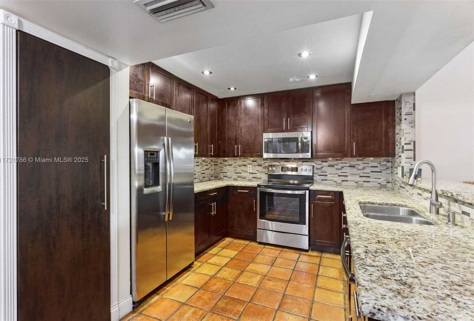 Small Image of 3339 OAK DR, Hollywood Number 10