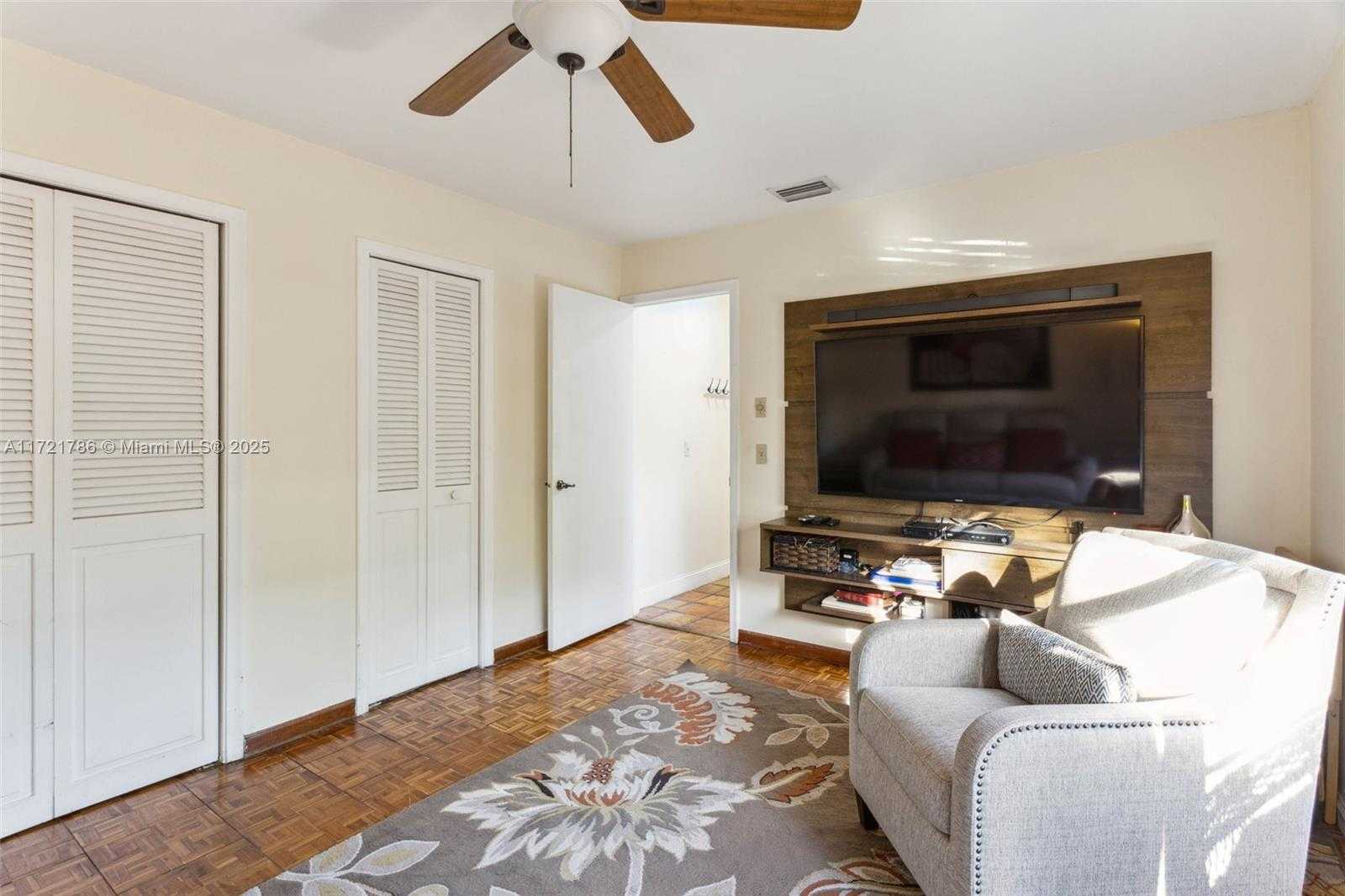 Small Image of 3339 OAK DR, Hollywood Number 17