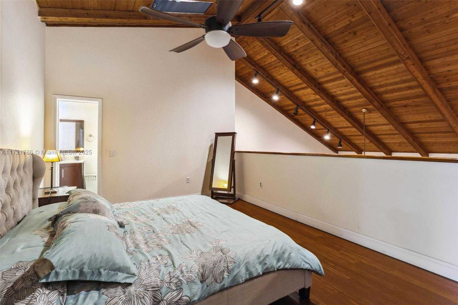 Small Image of 3339 OAK DR, Hollywood Number 25