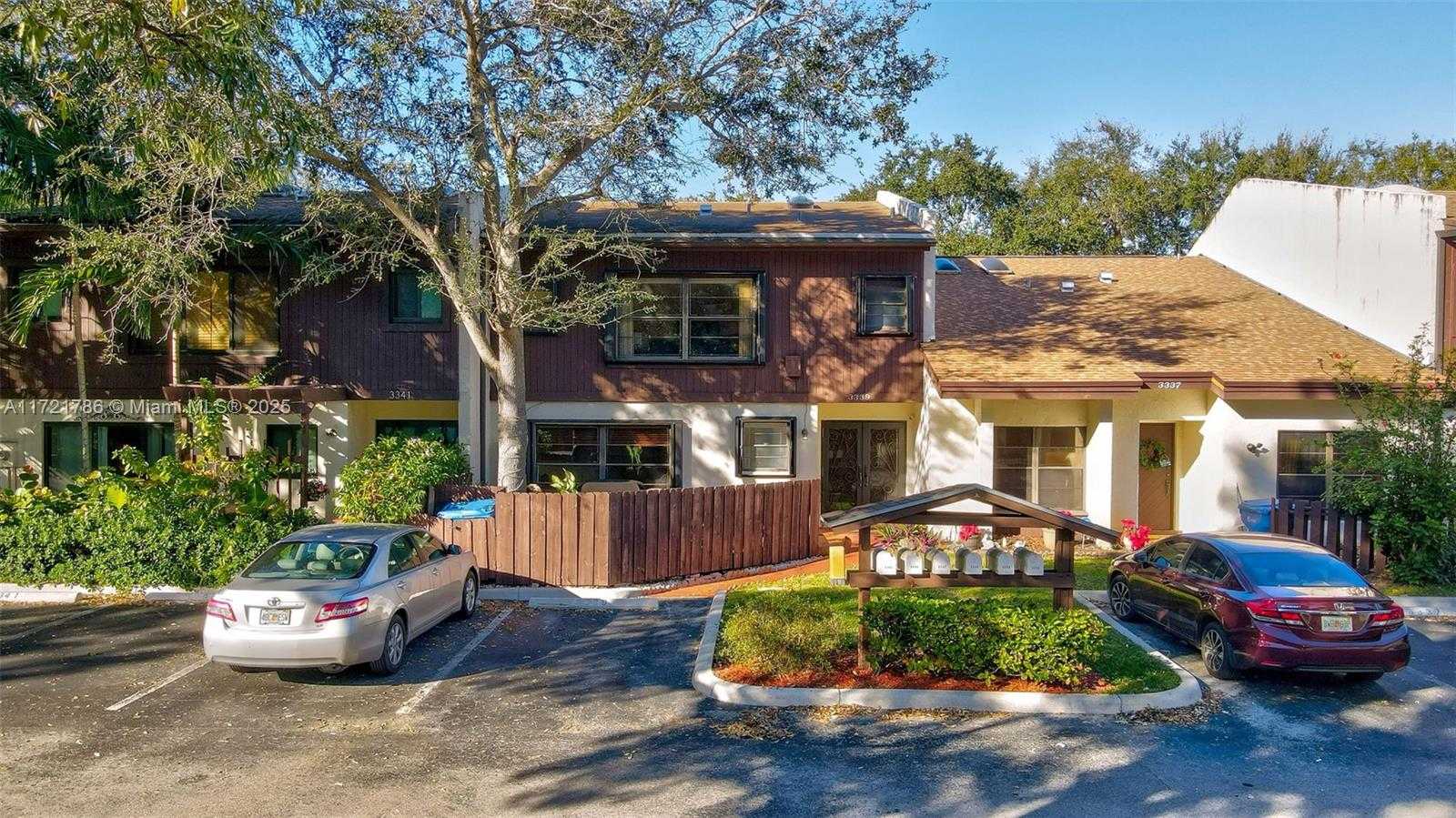 Small Image of 3339 OAK DR, Hollywood Number 3
