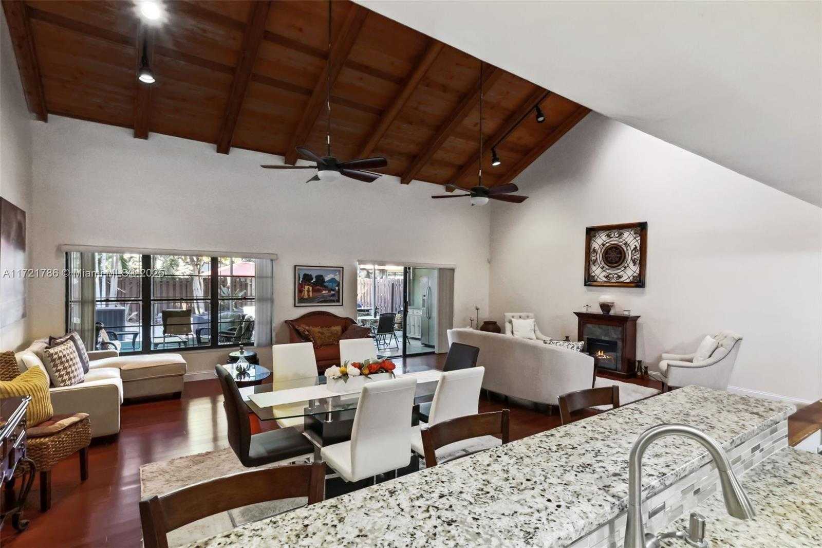 Small Image of 3339 OAK DR, Hollywood Number 7