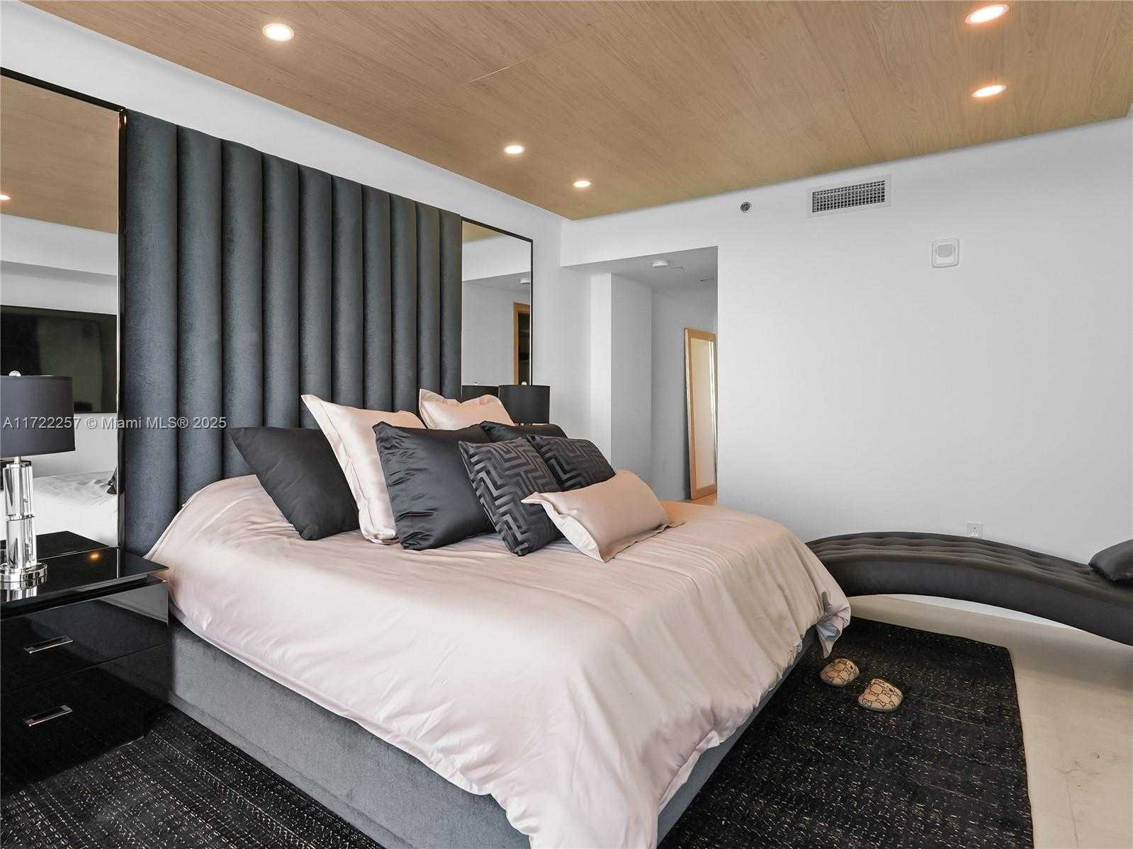 Small Image of 1135 103 ST #502, Bay Harbor Islands Number 20
