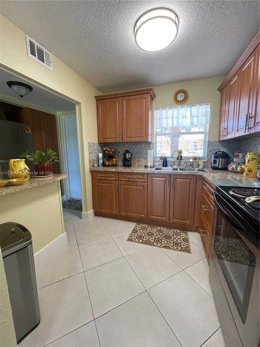 Small Image of 9041 SUNRISE LAKES BLVD #108, Sunrise Number 4