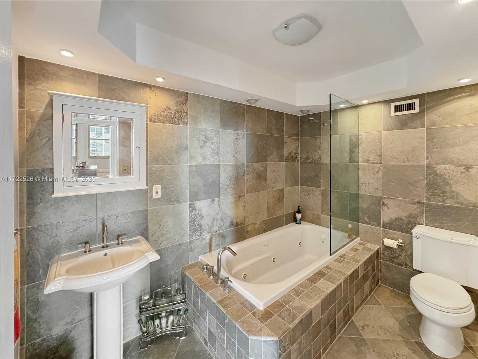 Small Image of 2899 COLLINS AVE #PH F, Miami Beach Number 25