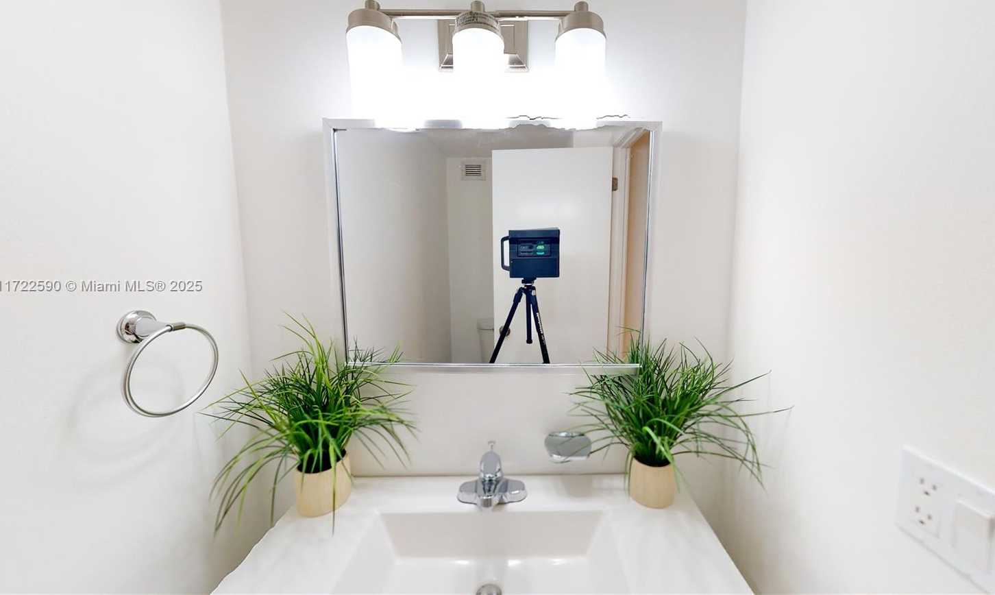 Small Image of 2500 PARKVIEW DR #1410, Hallandale Beach Number 15