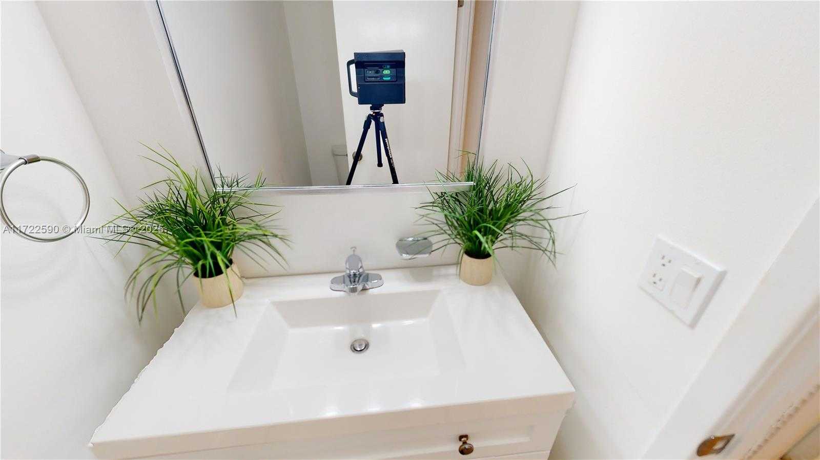 Small Image of 2500 PARKVIEW DR #1410, Hallandale Beach Number 25