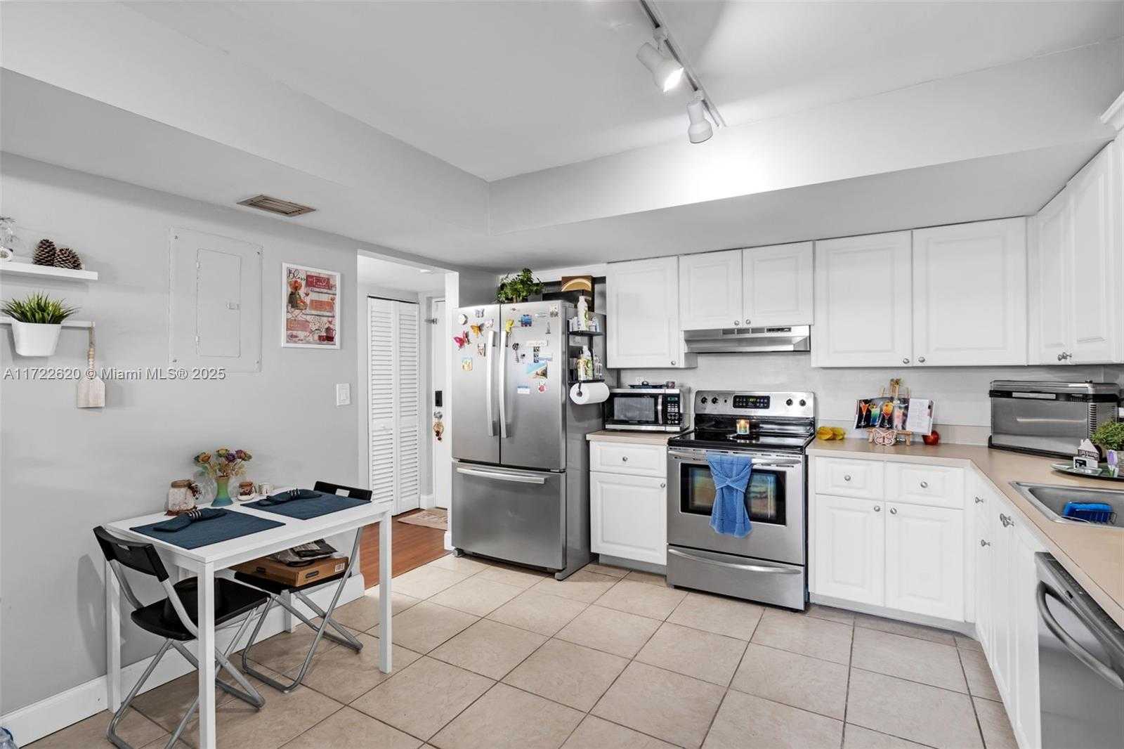 Small Image of 711 NORTH PINE ISLAND RD #406, Plantation Number 13