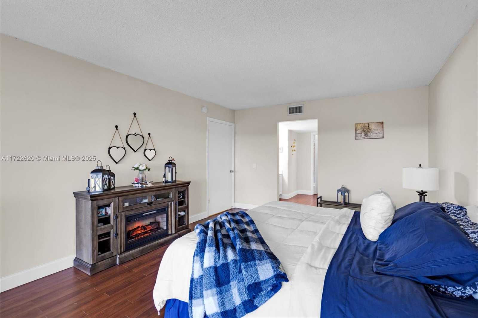 Small Image of 711 NORTH PINE ISLAND RD #406, Plantation Number 20