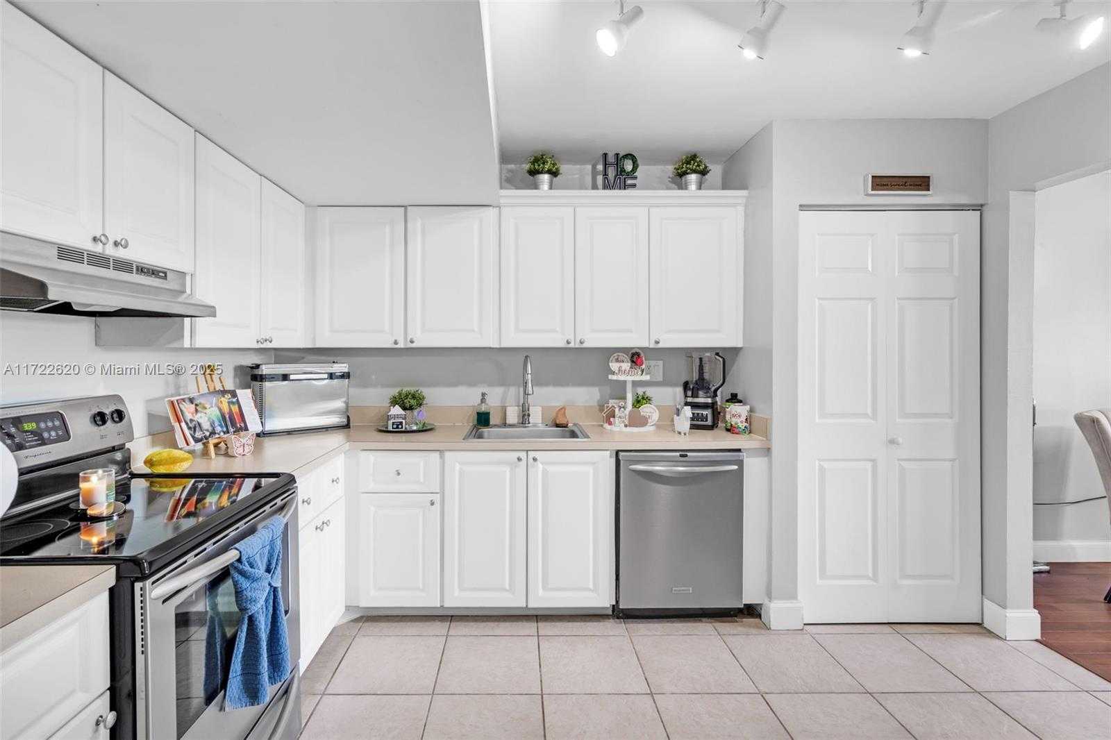 Small Image of 711 NORTH PINE ISLAND RD #406, Plantation Number 4