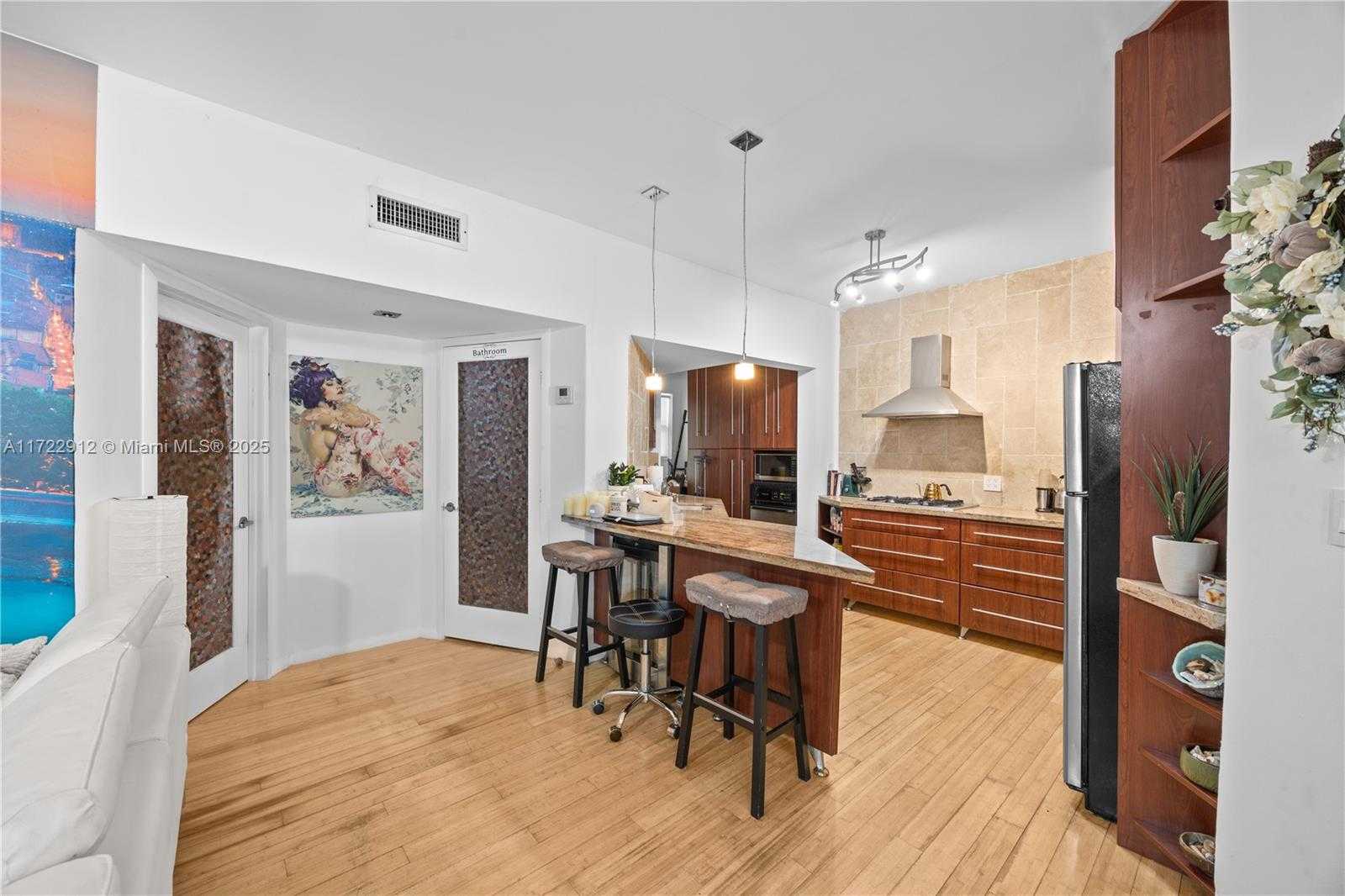Small Image of 1840 JAMES AVE #8, Miami Beach Number 2