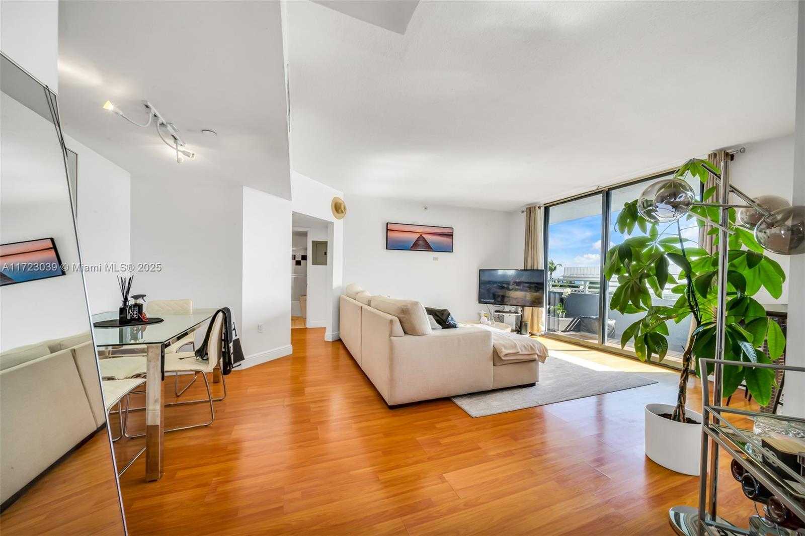 Small Image of 1330 WEST AVE #1904, Miami Beach Number 4