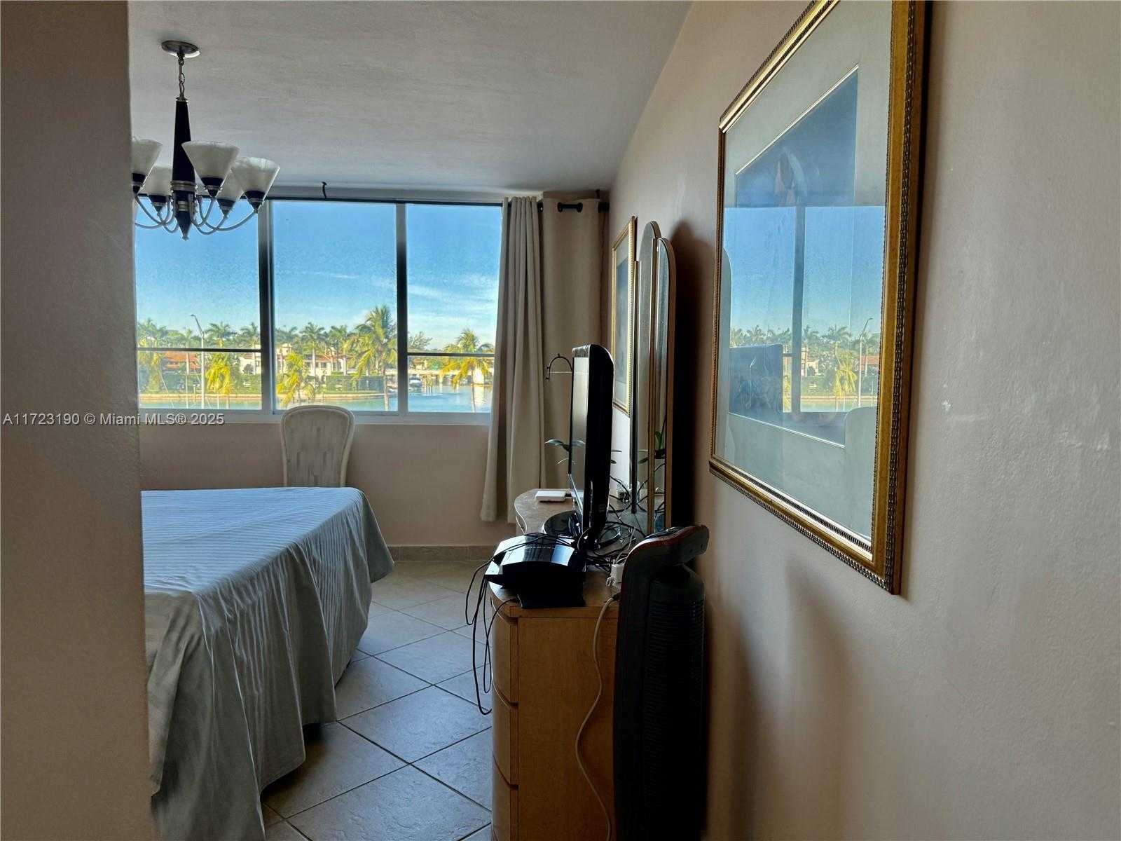 Small Image of 5005 Collins Ave, Miami Beach, FL 33140, USA Number 9