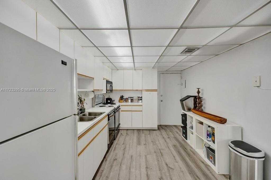 Small Image of 5001 COLLINS AVE #11F, Miami Beach Number 20