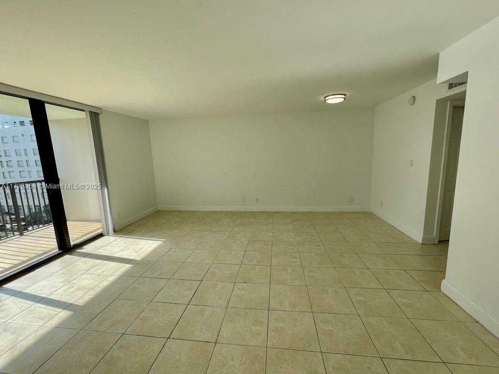 Small Image of 1800 COLLINS AVE #7C, Miami Beach Number 25