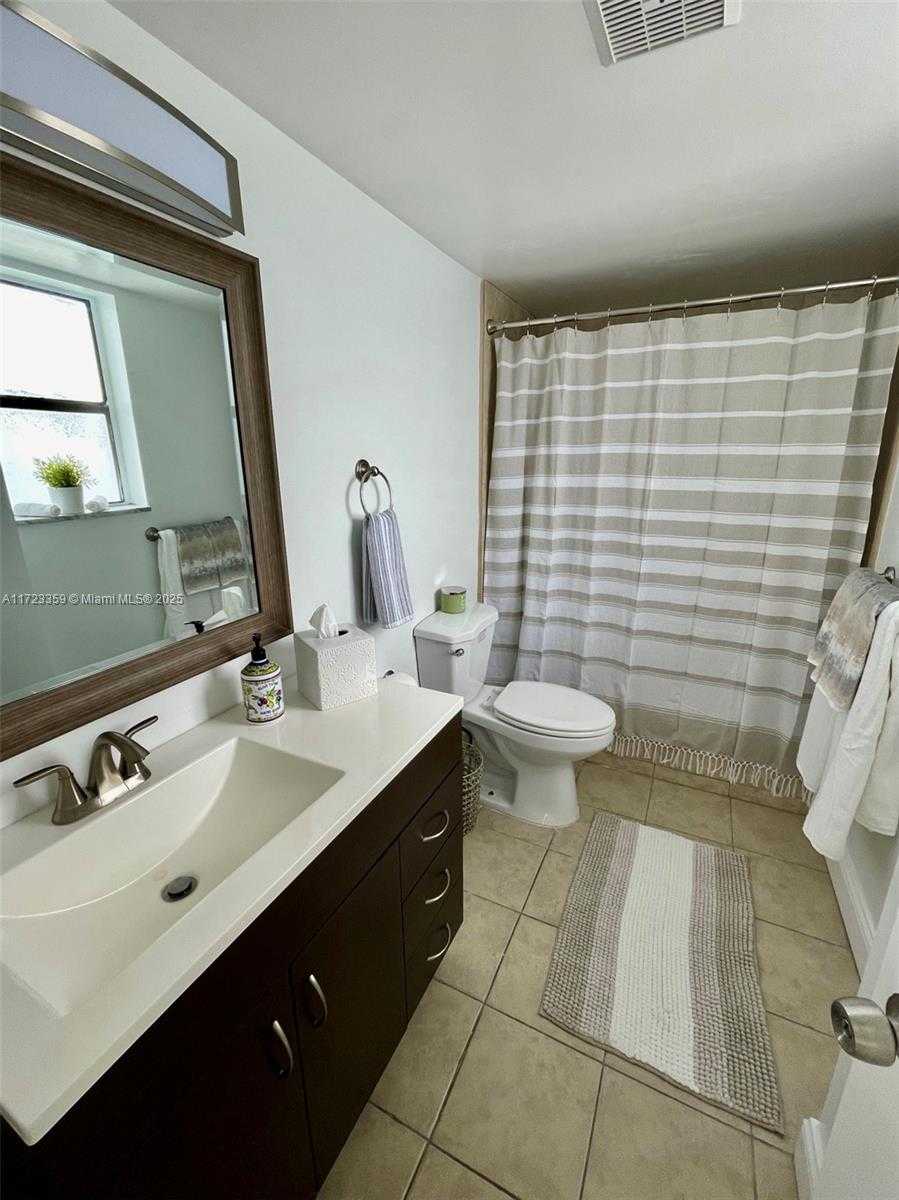Small Image of 1800 COLLINS AVE #7C, Miami Beach Number 32