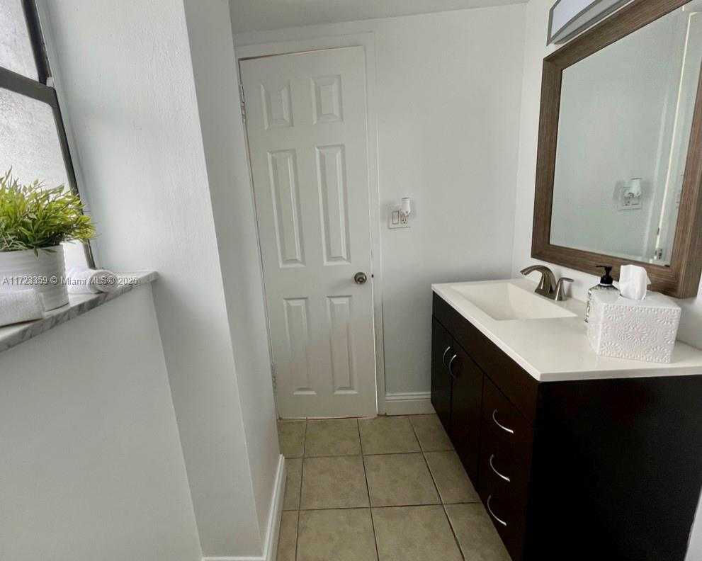 Small Image of 1800 COLLINS AVE #7C, Miami Beach Number 33