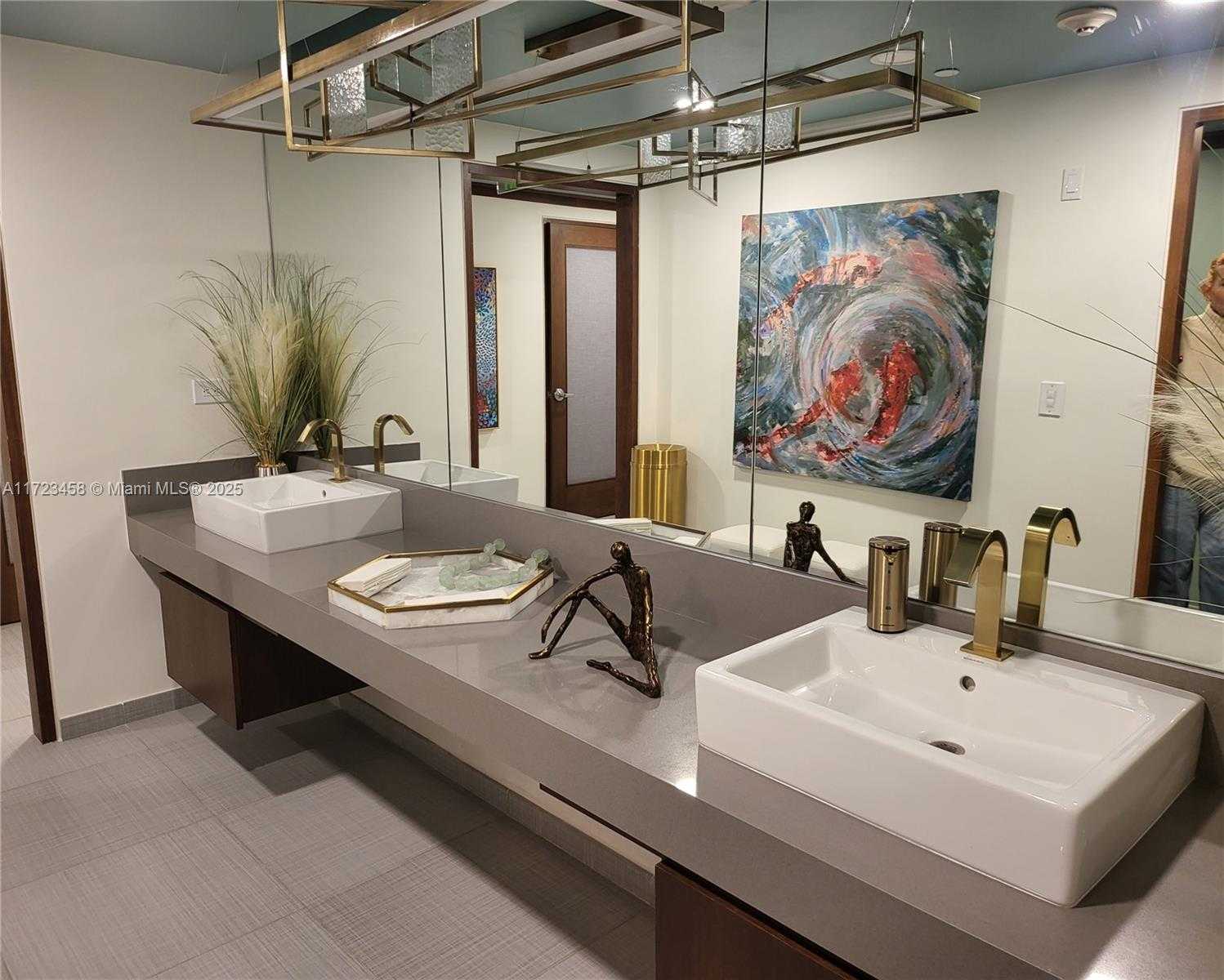 Small Image of 5875 COLLINS AVE #806, Miami Beach Number 20
