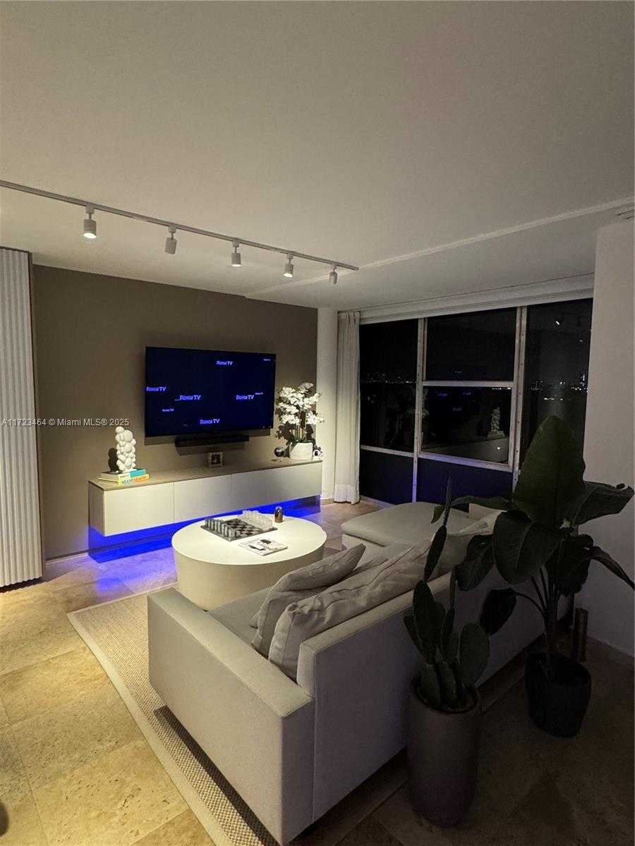 Small Image of 900 #819, Miami Beach Number 12