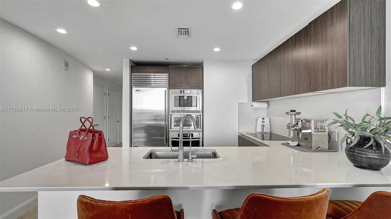 Small Image of 17001 Collins Ave, Sunny Isles Beach, FL 33160, USA Number 12