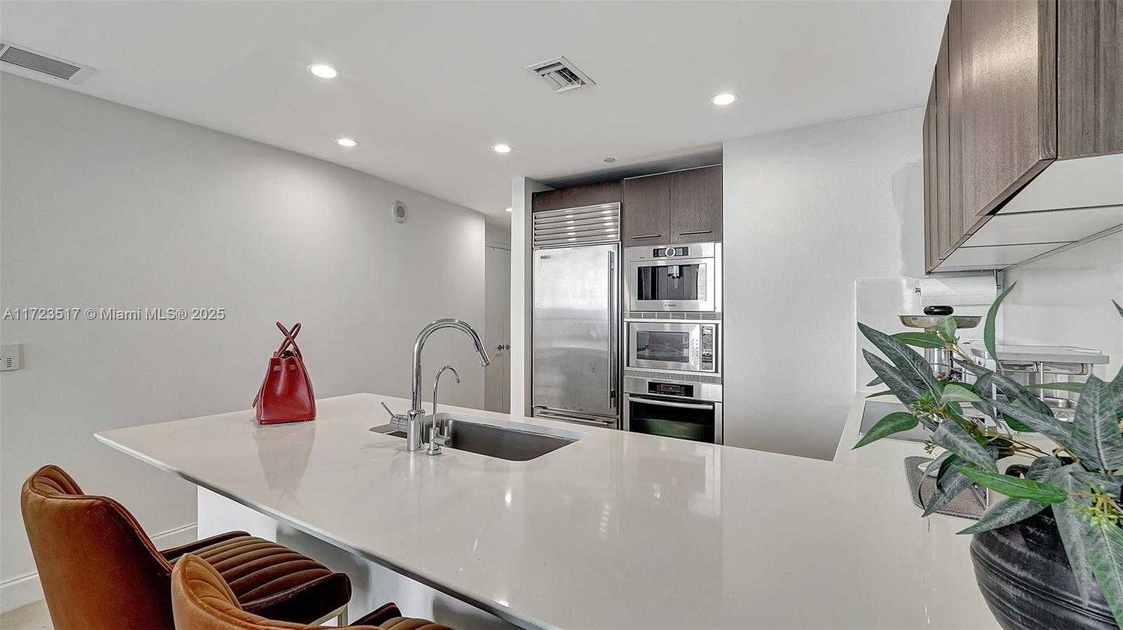 Small Image of 17001 Collins Ave, Sunny Isles Beach, FL 33160, USA Number 13