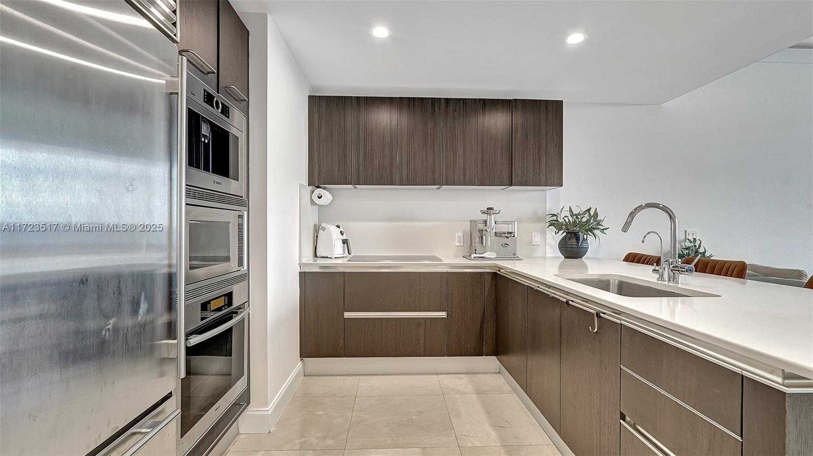 Small Image of 17001 Collins Ave, Sunny Isles Beach, FL 33160, USA Number 14