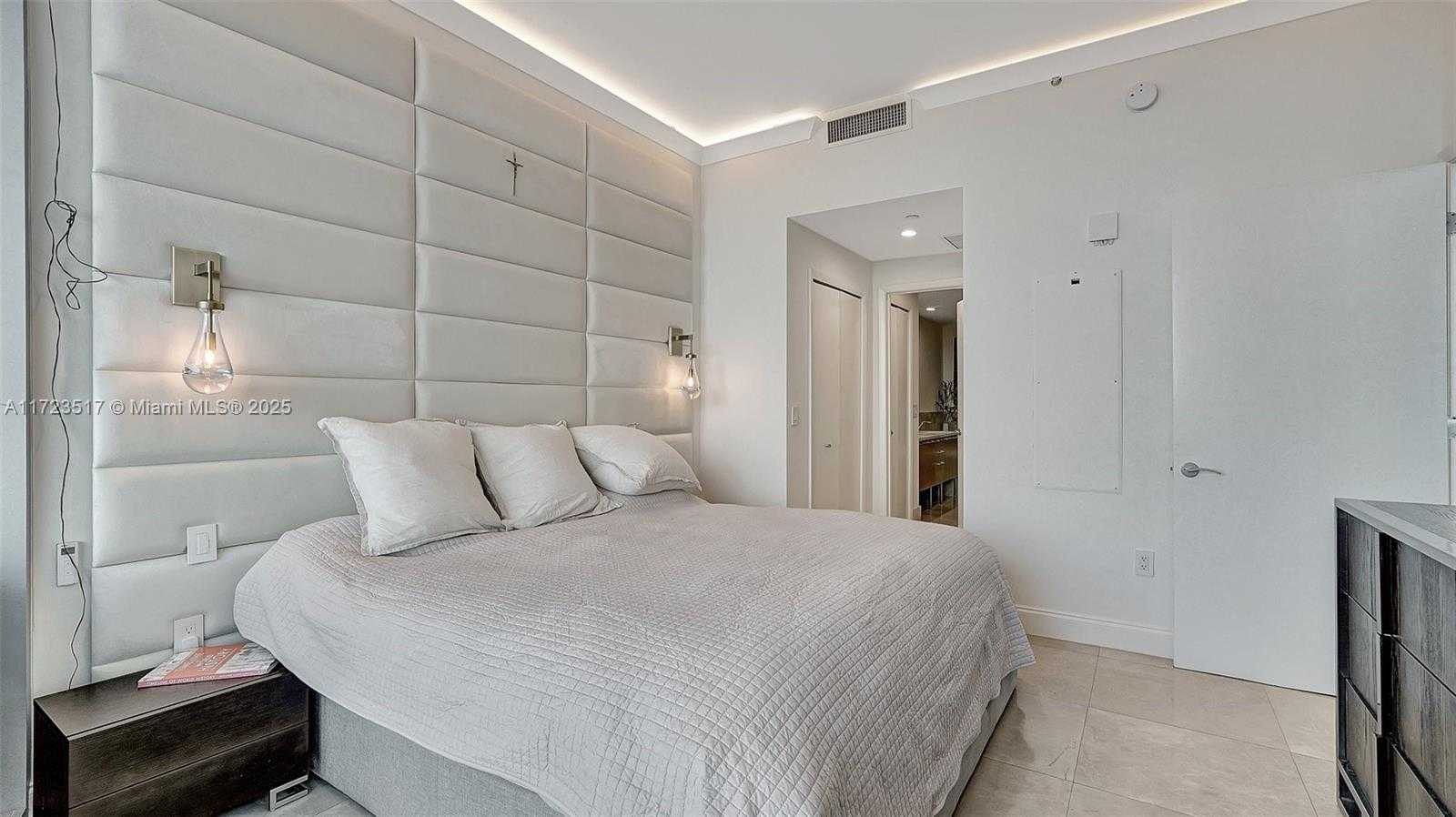 Small Image of 17001 Collins Ave, Sunny Isles Beach, FL 33160, USA Number 19