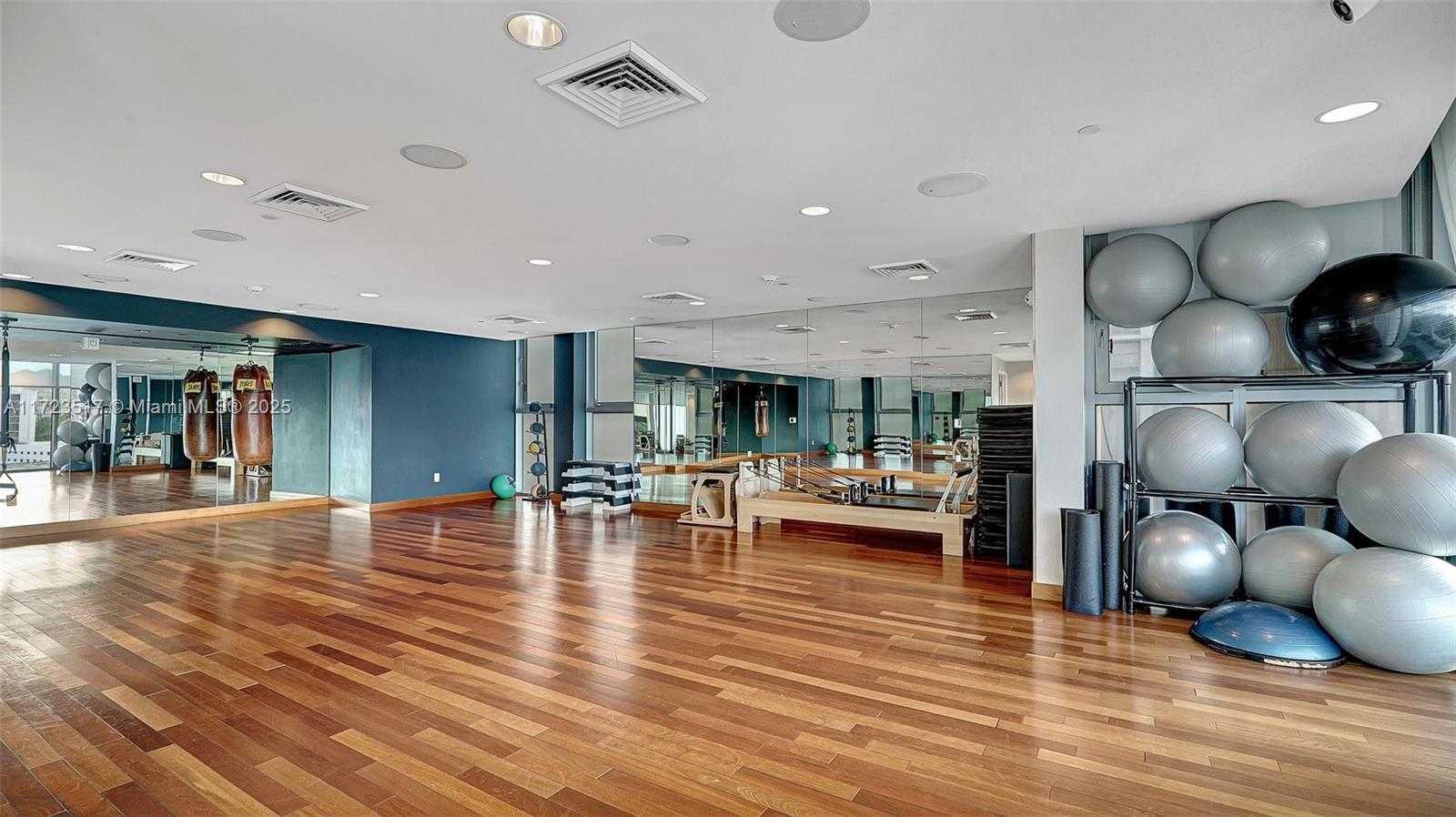 Small Image of 17001 Collins Ave, Sunny Isles Beach, FL 33160, USA Number 45