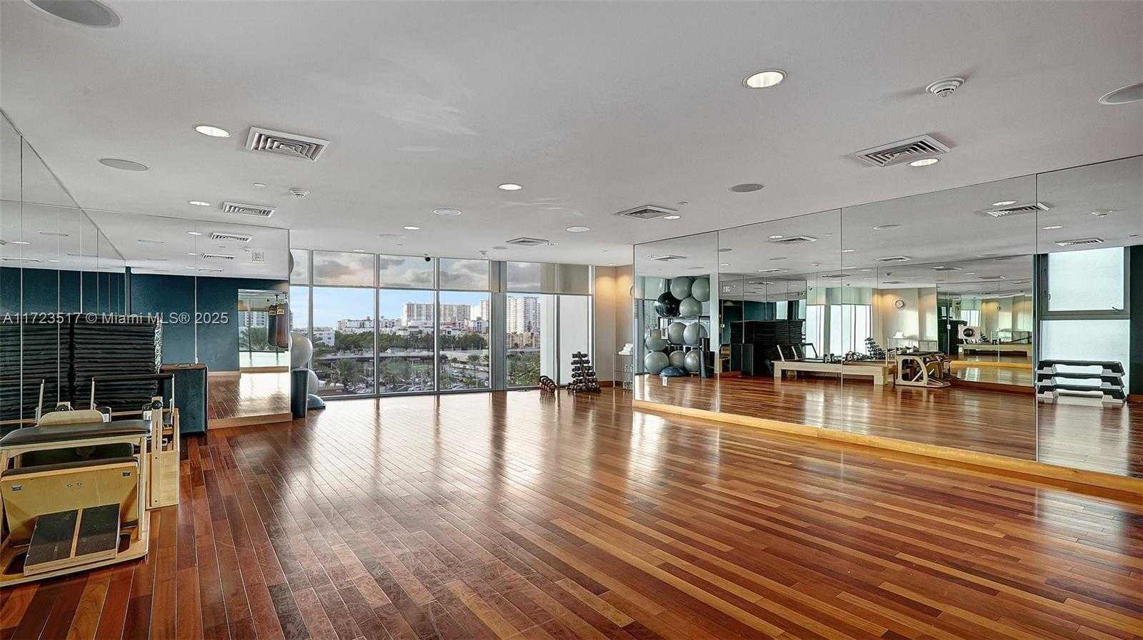 Small Image of 17001 Collins Ave, Sunny Isles Beach, FL 33160, USA Number 46